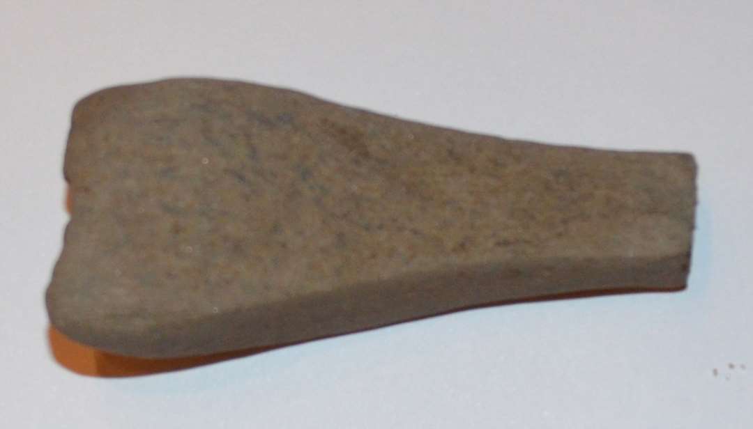 Hvæssesten  længde 6,5 cm, oprindelig længere midten, på alle fire sider, stærk nedslidt  finkornet, glimmerholdig sten med længdestruktur